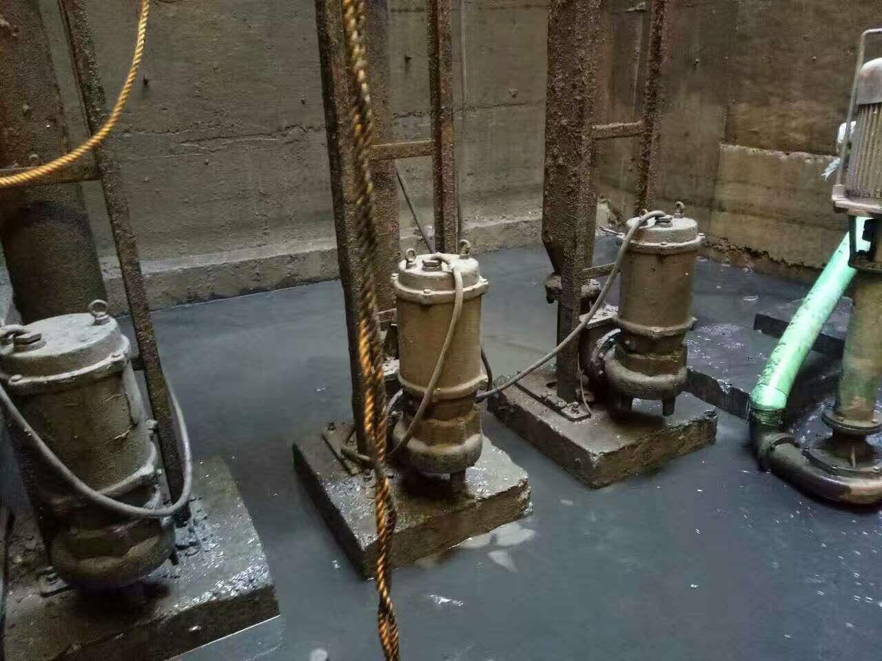 石岐区街道污水池清理